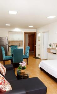 a living room with a bed and a table and chairs at Hospedaje,Cartagena,Clasicos,Turismocolombia-fit in Cartagena de Indias +37 photos
