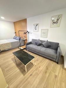 a living room with a couch and a bed at Entrecallejones in Carmona