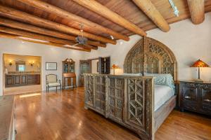 En eller flere senge i et værelse på Copper Canyon Roads Estate - 30-night minimum + 66 billeder