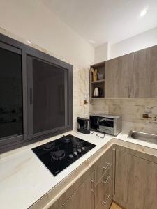 una cocina con estufa y encimera en Luxury suite T2, Mamelle, Dakar, Sénégal, en Dakar