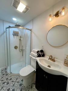 Un baño con ducha, lavabo e inodoro. en NYC-Style Loft with Secret Entrance - Just 6 Miles from Times Square, en North Bergen