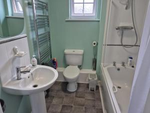 Bilik mandi di Beautiful home with 3 beds in 3 seperate rooms in Durham free parking +13 gambar