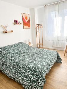 Giường trong phòng chung tại Maison Dune - mer & douceur de vivre à Plouha