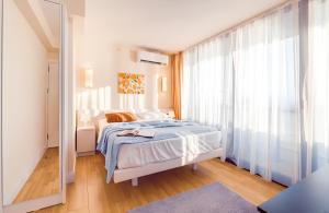 Postel nebo postele na pokoji v ubytování King Suite Panorama Central Hotel