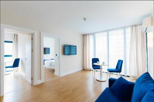 TV a/nebo společenská místnost v ubytování King Suite Panorama Central Hotel