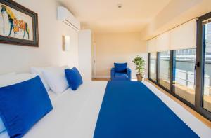 Postel nebo postele na pokoji v ubytování King Suite Panorama Central Hotel