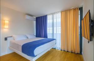 Postel nebo postele na pokoji v ubytování King Suite Panorama Central Hotel