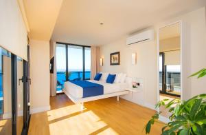 Postel nebo postele na pokoji v ubytování King Suite Panorama Central Hotel