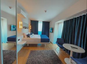 Postel nebo postele na pokoji v ubytování King Suite Panorama Central Hotel