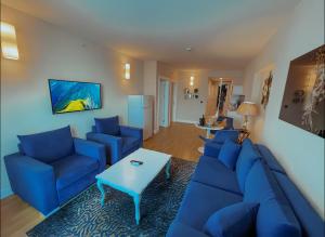 TV a/nebo společenská místnost v ubytování King Suite Panorama Central Hotel