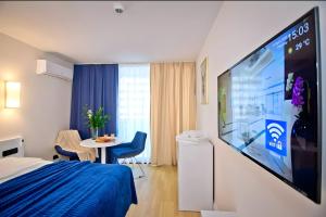 TV a/nebo společenská místnost v ubytování King Suite Panorama Central Hotel