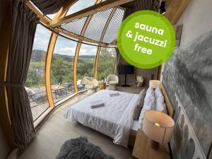 A bed or beds in a room at Wisła Glamping
