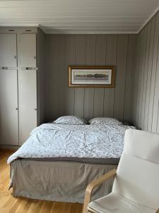 Postel nebo postele na pokoji v ubytování Leilighet nær Color Line i Larvik
