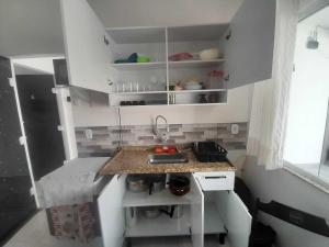 Kuchyň nebo kuchyňský kout v ubytování Flat novo 05 a pé Prainha de Mambucaba Paraty RJ