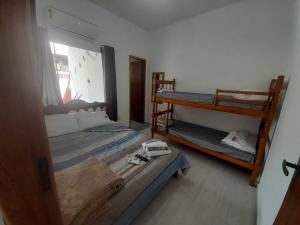 Postel nebo postele na pokoji v ubytování Flat novo 05 a pé Prainha de Mambucaba Paraty RJ