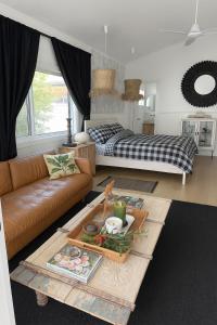 una sala de estar con un sofá y una cama en Studio 34 - Nelson Bay, en Nelson Bay