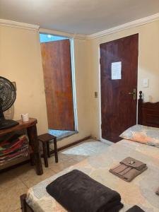 una camera con un letto, una porta e un tavolo di Pousada Casarão Cruzilia a Cruzília