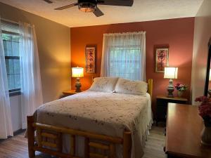 吉尔吉特Homara的一间卧室配有一张带两盏灯的床和两扇窗户。