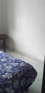 a bedroom with a bed with a blue and white blanket at Morita in Estación El Salto