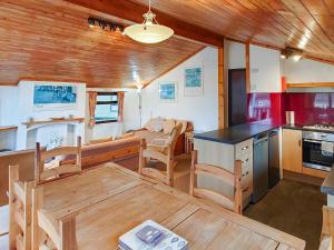 una cocina y comedor de una casa pequeña en 27 Aviemore Holiday Park, en Aviemore