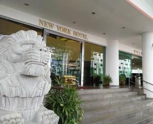 Tampak depan atau pintu masuk New York Hotel