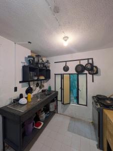 Kuchyň nebo kuchyňský kout v ubytování La Fortaleza Hostel