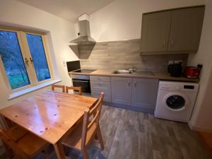 Kuchyň nebo kuchyňský kout v ubytování Carrickamore Cottage