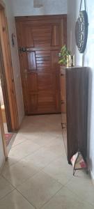 Una habitación con una puerta y un televisor en el suelo. en Appartement hory, en Martil