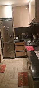 una cocina con nevera con una flor. en Appartement hory, en Martil