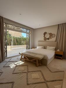 赫尔格达Boutique Residence Mangroovy-Lemon Spaces Gouna的一间带床和大窗户的卧室