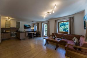 ein Wohnzimmer mit Sofa und Tisch in der Unterkunft Ferienhaus am Rohntalbach in Hinterriss