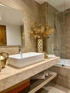 Ένα μπάνιο στο Coco Breeze Peaceful Sea-View Apartment +8 φωτογραφίες