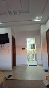 Pokój z telewizorem z płaskim ekranem na ścianie w obiekcie Appartement familial tout équipé Proche de Nador w mieście Selouane