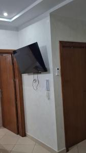 Telewizor wiszący na ścianie w pokoju w obiekcie Appartement familial tout équipé Proche de Nador w mieście Selouane