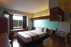 Postel nebo postele na pokoji v ubytování Microtel by Wyndham Baguio