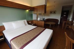 Postel nebo postele na pokoji v ubytování Microtel by Wyndham Baguio