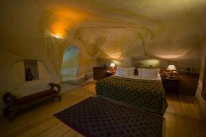 Säng eller sängar i ett rum på Fresco Cave Suites Cappadocia