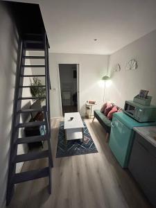 a living room with a ladder leading to a living room at Maisonnette neuve, centre-ville, 20mn de Paris in Herblay
