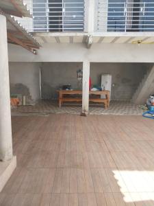 una habitación vacía con una mesa y un banco en Casa de Praia, en Belém