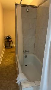 Un baño con bañera y ducha. en Admiral's Quay Motel & Suites, en Saint John 53 fotos más