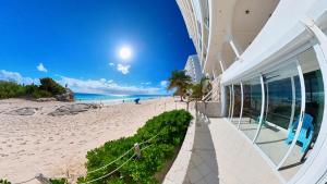 uitzicht op het strand vanaf de zijkant van een gebouw bij Beach Patio Paradise in Cancun