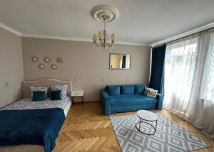 un soggiorno con divano e divano blu di Daily tovar a Tashkent