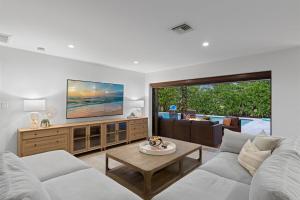 Ruang duduk di 2 Masters Heated Pool Near Beach & Atl Ave!