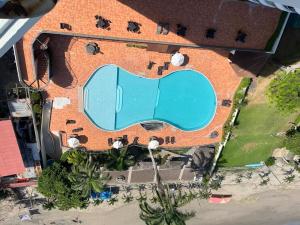 an overhead view of a swimming pool at a resort at Penthouse frente al mar in Tonsupa +11 photos