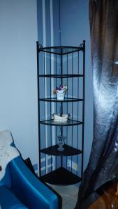 une étagère noire avec un bol de fleurs dessus dans l'établissement Cozy Loft Bed Mini Studio Golf View, à Gua Sai 7 autres photos