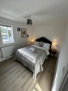 a bedroom with a large bed and two lamps at Modern Stay - Walk to Everything 4 in Ipswich
