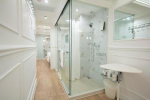 Bilik mandi di Mini Hotel Causeway Bay