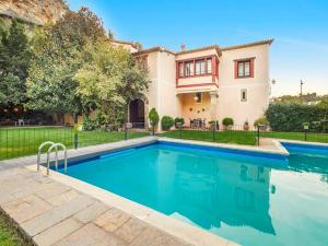 una villa con piscina di fronte a una casa di Farmhouse in Anoia near Montserrat Monastery a Capellades