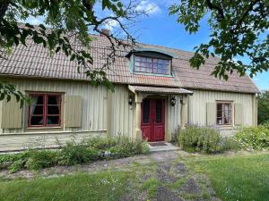 Το κτήριο όπου στεγάζεται  η παραθεριστική κατοικία