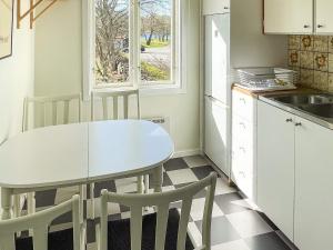 Kuchyň nebo kuchyňský kout v ubytování Cozy Archipelago Retreat in Ronneby